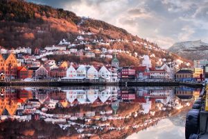 Với bảy đỉnh một bên và bảy vịnh hẹp trải dài ở bên kia, Bergen tọa lạc ở một vị trí đầy mê hoặc.