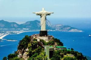 Quốc gia lớn nhất ở Nam Mỹ, Brazil chiếm gần một nửa lục địa. Gần như tất cả đều nằm ở Nam bán cầu, và phần lớn là vùng nhiệt đới, với những khu