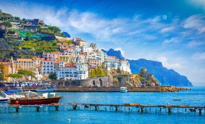 Không có gì ngạc nhiên khi các hoàng đế Augustus và Tiberius đã đến hòn đảo Capri bình dị để thoát khỏi sự nhộn nhịp của La Mã cổ đại. Ngày nay, nó