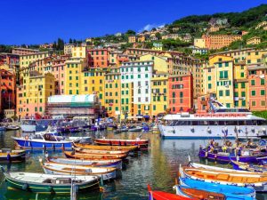 Ngày nay, Genoa (Genóva trong tiếng Ý) là cảng hàng đầu của Ý, với lịch sử lâu đời về sức mạnh hàng hải bắt đầu từ khi đánh bại đối thủ Pisa vào thế kỷ