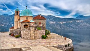 Mặc dù là một trong những quốc gia nhỏ nhất ở Đông Nam Âu nhưng Montenegro là một quốc gia đa dạng với nhiều kỳ quan thiên nhiên. Từ những bãi
