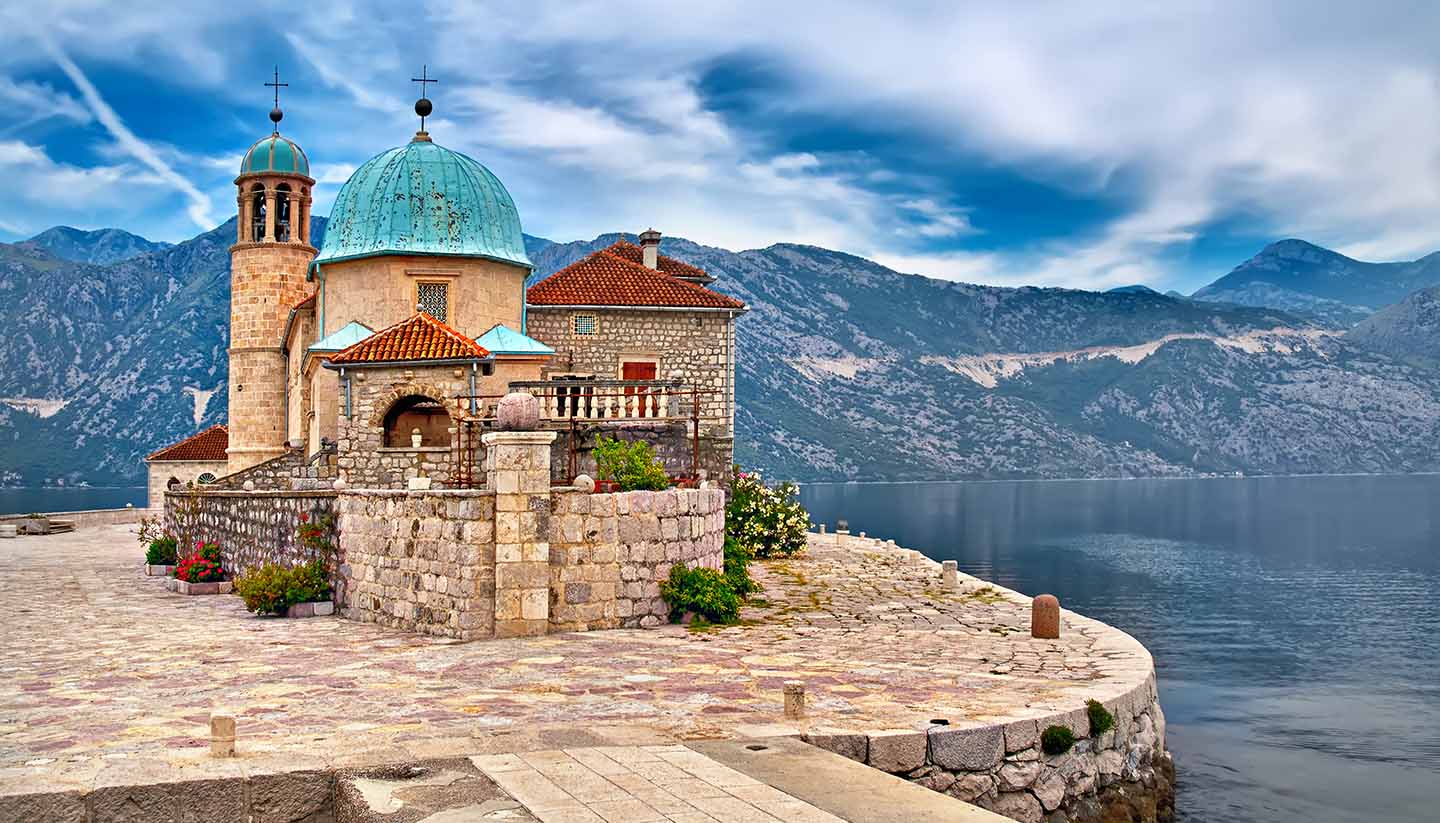 Mặc dù là một trong những quốc gia nhỏ nhất ở Đông Nam Âu nhưng Montenegro là một quốc gia đa dạng với nhiều kỳ quan thiên nhiên. Từ những bãi