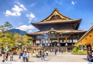 Thành phố Nagano nằm ở tỉnh Nagano và đây được biết đến là một trong những điểm đến cao cấp nên ghé thăm ở Honshu nếu bạn đang tìm kiếm niềm