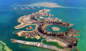 Nhà nước Qatar là một quốc gia có chủ quyền và độc lập ở Trung Đông, chiếm một bán đảo nhô ra Vịnh Ả Rập. Kể từ khi độc lập hoàn toàn khỏi Anh vào