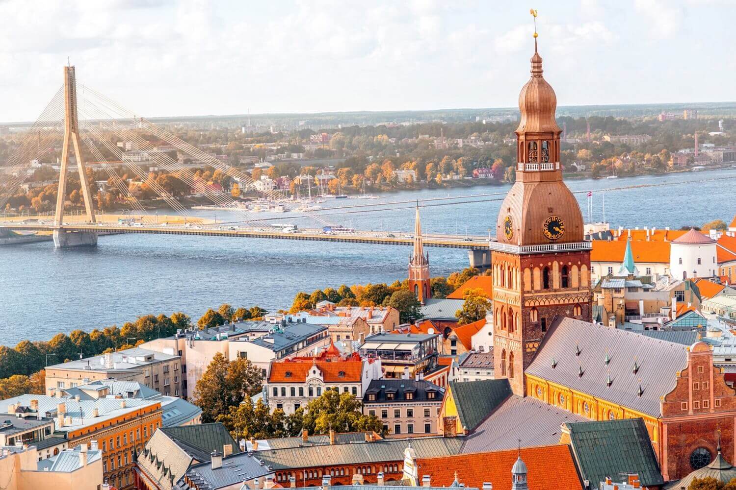 Là nơi sinh sống của hơn một phần ba dân số cả nước, Riga vừa là thủ đô vừa là thành phố lớn nhất ở Latvia.