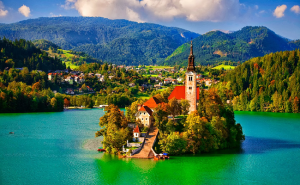 Slovenia quản lý để gói gọn một số điểm du lịch tự nhiên tuyệt đẹp nhất của Europa vào một diện tích nhỏ gọn. Từ những ngọn núi phủ tuyết và thung lũng