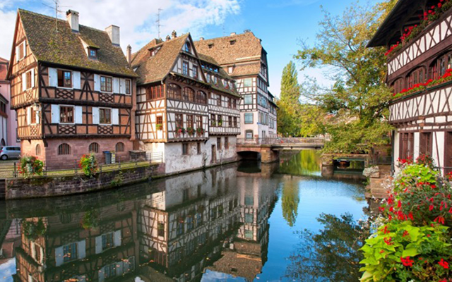 Strasbourg hiện nay có thể nằm ở Pháp, nhưng nguồn gốc tiếng Đức của nó vẫn còn rất rõ ràng. Thành phố này tự hào có những ngôi nhà khung gỗ quyến