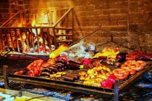 Ở Uruguay, một quốc gia nằm ở phía đông bắc Argentina, ẩm thực chịu ảnh hưởng nặng nề từ những người định cư Tây Ban Nha và Ý trong thế kỷ 19 và 20.