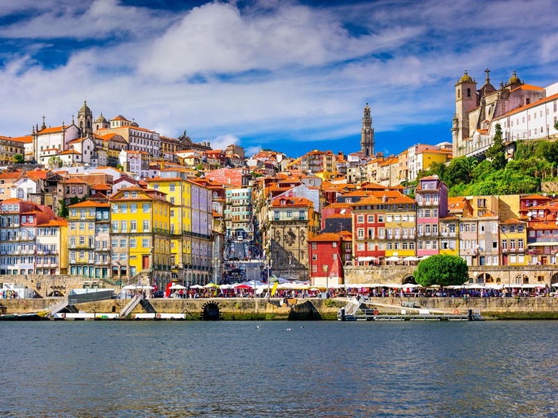 Nằm trên bờ biển phía tây của bán đảo Iberia, Bồ Đào Nha là một trong những quốc gia được ghé thăm nhiều nhất ở châu Âu do khí hậu bình dị, chi phí đi