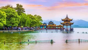 Miền Đông Trung Quốc là một thế giới riêng của nó. Nó giàu lịch sử, với một số thị trấn có lịch sử 6.000 năm. Nó có một bầu không khí được thiết kế để