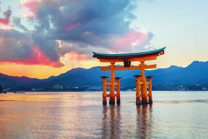 Mô tả Nhật Bản như một 'chiếc ba lô chứa đầy những điều bất ngờ dành cho mọi loại khách du lịch' sẽ là điều đúng đắn, nhờ có hàng nghìn đền thờ và đền