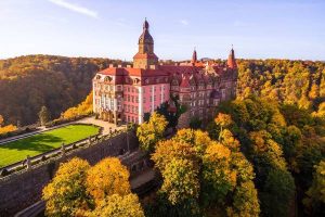 Ở Ba Lan, bạn sẽ tìm thấy những cung điện hoành tráng, lâu đài Gothic và tàn tích pháo đài thời trung cổ đang chờ bạn khám phá.