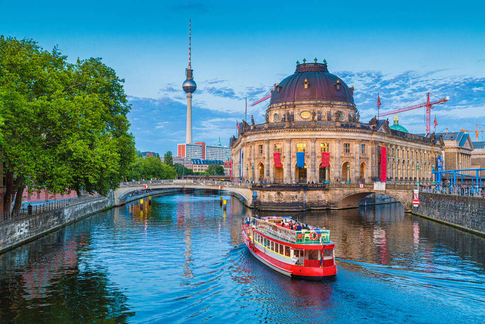 Thủ đô của Đức giàu lịch sử và văn hóa. Bị rạn nứt nặng nề trong Thế chiến thứ hai và chiến tranh lạnh, Berlin đã tái tạo thành một thành phố quốc tế với
