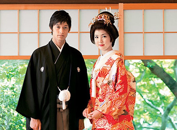 Mang tính biểu tượng nhất và dễ nhận biết nhất trong tất cả các trang phục truyền thống của Nhật Bản, kimono